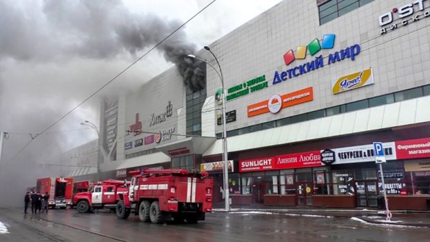 Servicios de emergencia frente al centro comercial en Kemerovo, Rusia.