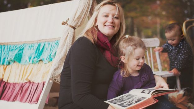 Jessica May com os dois filhos