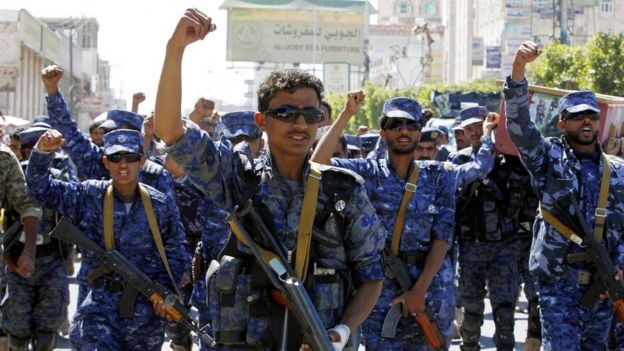 Houthi fighters shout slogans during the funeral procession of a senior member killed in fighting with Saudi-backed Yemeni forces, Sanaa, Yemen (6 November 2017)