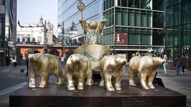 Una escultura graciosa en una plaza de Alemania y una fuerte apreciación de las bromas físicas.