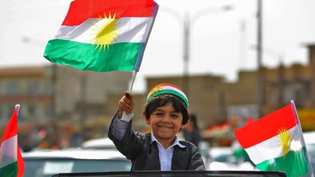 Niño con la bandera kurda