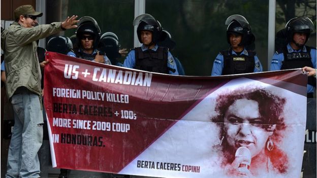 Protesta por el asesinato de Berta Cáceres