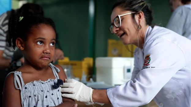 Menina toma vacina contra febre amarela
