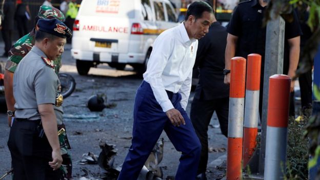 El presidente indonesio Joko Widodo llegó al sitio de los ataques.