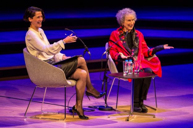 Margaret Atwood, Pazartesi akşamı Southbank Centre Royal Festival Hall'da Telegraph gazetesinin kitap editörü Gaby Wood ile bir söyleşiye katıldı
