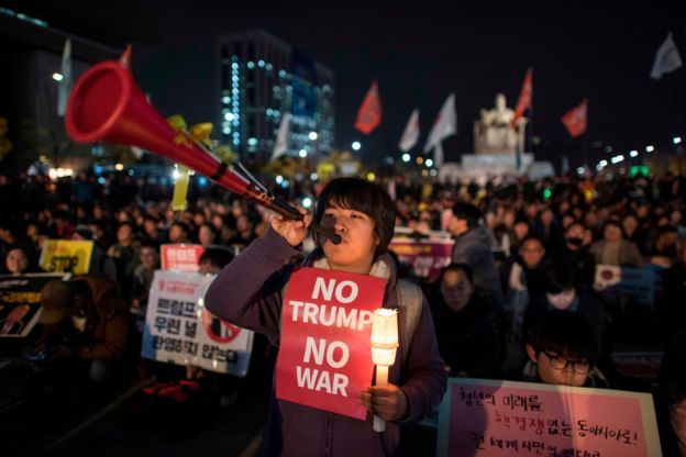 11月7日韩国民众在首尔抗议政府巨资购买美国军火的计划。韩国媒体报道，据特朗普说韩国会付出数十亿美元购买美国武器。韩国和美国旨在进行有关谈判，韩国希望从美国购买核动力潜艇。