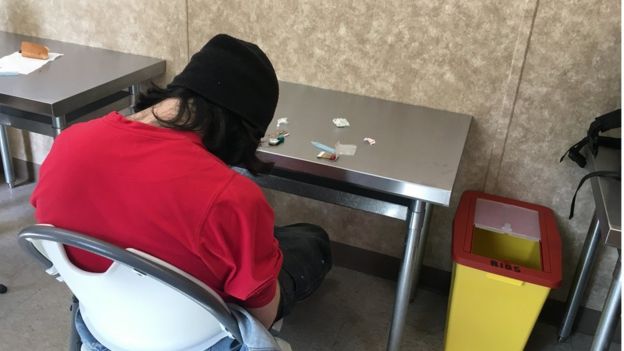 Una persona se inyecta en Area 62, un sitio organizado por la Sociedad para la Prevención de la Sobredosis.