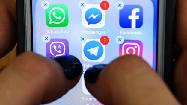 صورة لتطبيقات على شاشة هاتف