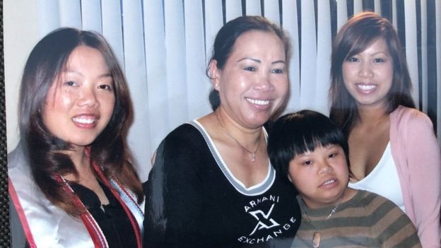 Bà Helen Huỳnh sau lễ tốt nghiệp của con gái Yvonne Ái-Vân Murrey (trái)