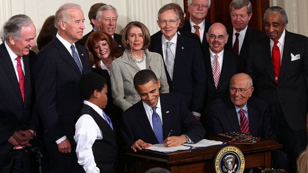 Подписание закона о реформе медицинского страхования в марте 2010 года стало триумфом администрации Обамы