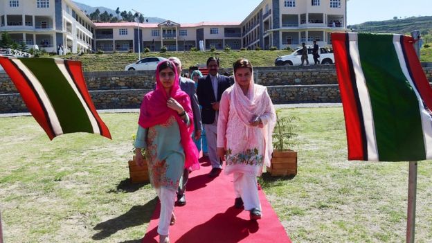 Malala chegando para uma visita ao centro de educaÃ§Ã£o militar