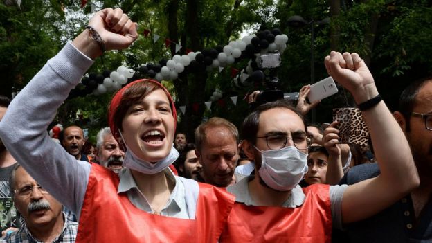 Nuriye Gülmen ve Semih Özakça meydanda slogan atıyor