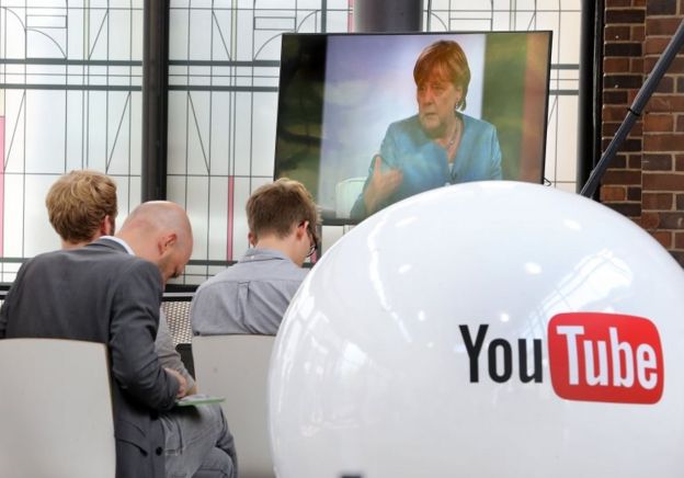 Merkel'in Youtuberlarla röporajını gazeteciler de takip etti.