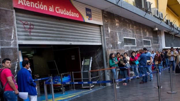 Fila ante el Saime