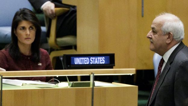 Riyad Mansour, observador para a Palestina na ONU, caminha em frente a Nikki Haley, representante dos EUA
