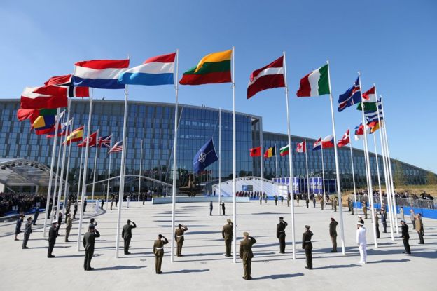 Las banderas de los países miembros de la OTAN ondean en su nueva cuartel general.