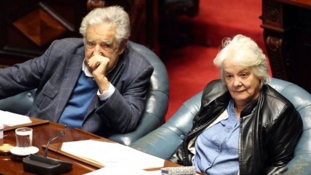 Lucia Topolansky , sentada junto a su esposo el expresidente Jose Mujica.