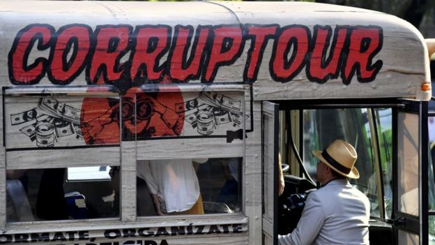 Un autobús con un letrero de "Corruptour"