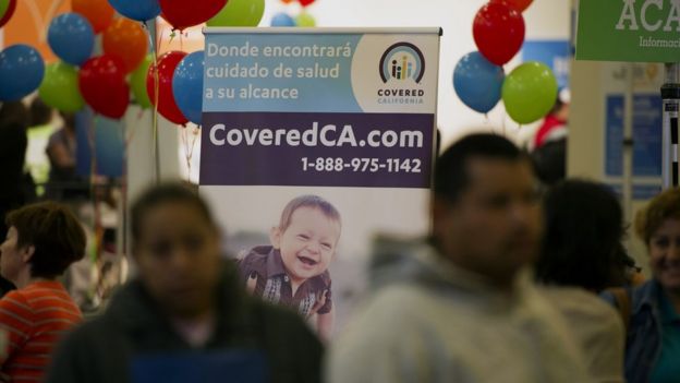 Cola de personas registrándose en el seguro médico Obamacare.