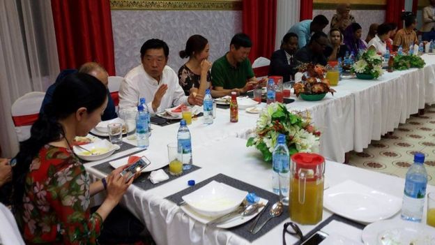 索馬里政府公布的中國旅客晚宴照片。