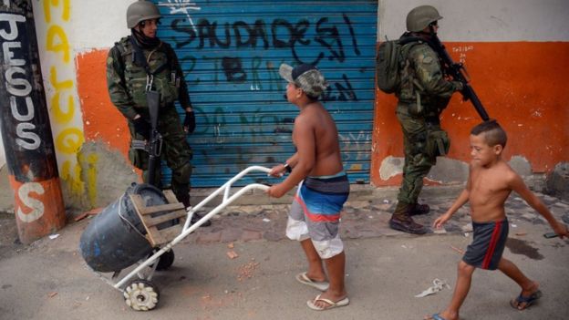 Soldados na favela Kelson's, Zona Norte do Rio