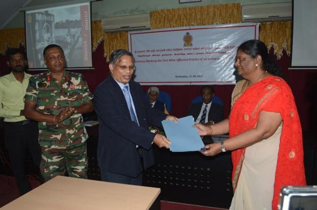 கண்ணி வெடி அபாயமற்ற மாவட்டம் என்ற பிரகடனத்தை மாவட்ட செயலாளார் சார்லஸ் பெற்றுக் கொண்டார்