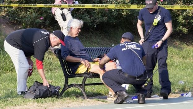 Un hombre recibe atención médica tras el ataque en Alexandria, Virginia