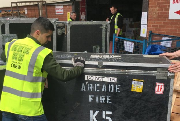Operarios mueven unas cajas