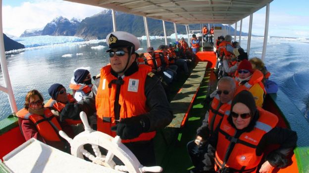 Turistas em passeio nas geleiras do sul do Chile