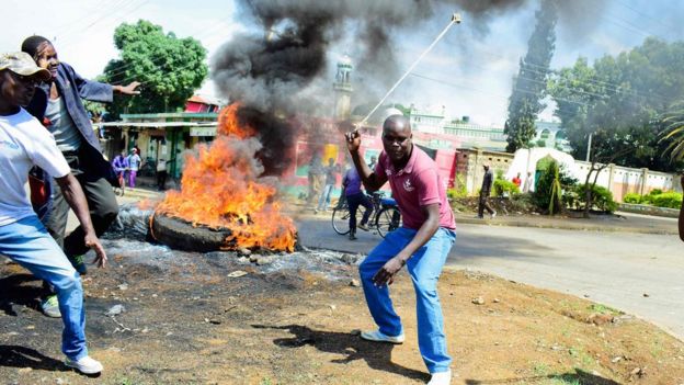 Supporters of National Super Alliance (NASA) presidential candidate Odinga prepare to throw stones as they demonstrate in the streets on the boycott of the upcoming elections on October 24, 2017 in Kisumu, Kenya