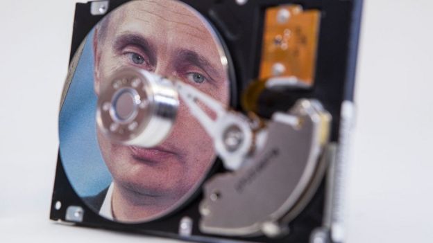 Putin reflejado en un disco duro