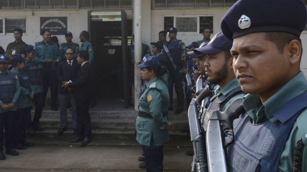 আদালতে খালেদা জিয়ার হাজিরার সময় বাইরে পুলিশ প্রহরা