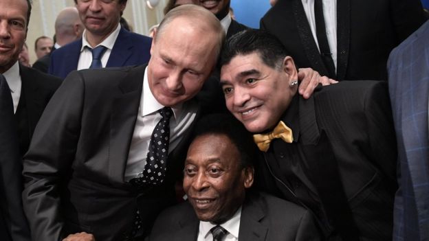 Vladimir Putin, Pelé y Maradona se saludan