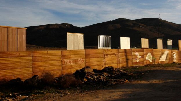 Prototipos para el muro en la frontera con México