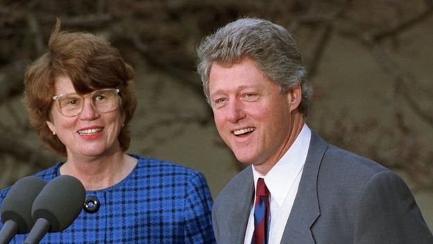 El presidente Bill Clinton (der.) nombra a Janet Reno (izq.) como la primera fiscal general de la nación en la Casa Blanca, el 12 de febrero de 1993