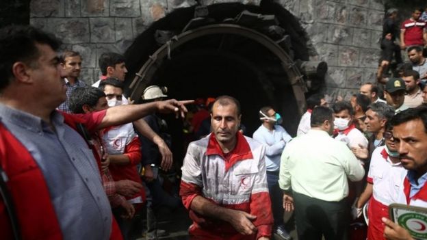 Rescue workers gather at the scene following an explosion in a coal mine in Azadshahr (03 May 2017)