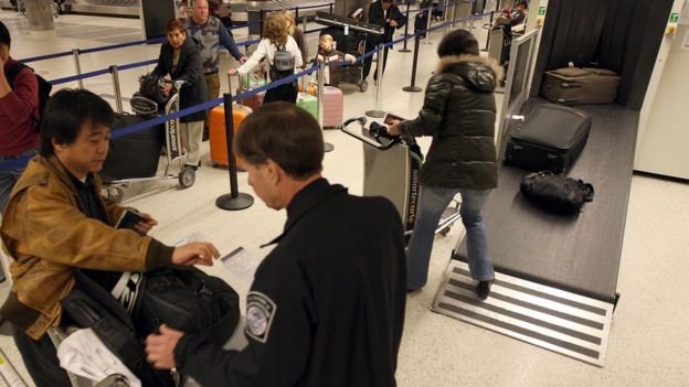 Revisión de equipajes en una aeropuerto de EE.UU.