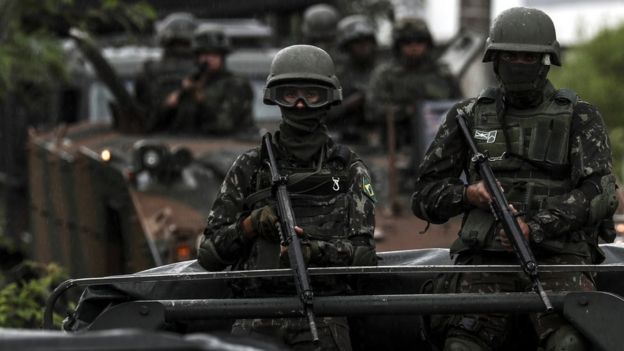 Militares armados em missão no Rio de Janeiro