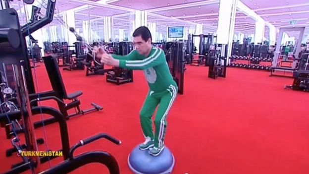 Berdymukhamedov en un gimnacio