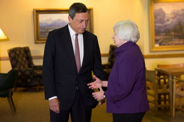 La presidenta de la Reserva Federal de Estados Unidos, Janet Yellen, habla con el presidente del Banco Central Europeo, Mario Draghi, durante el Simposio de Economía 2017 en Jackson Hole, Wyoming, EE.UU., el 22 de agosto de 2014.