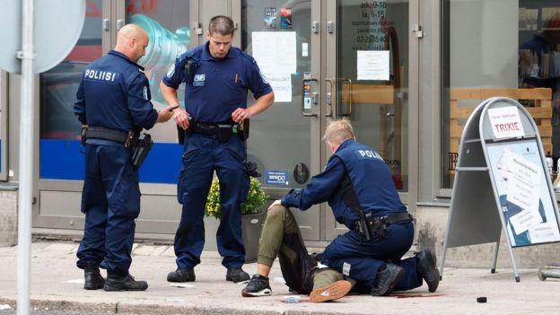 Вооруженные финские полицейские на месте нападения