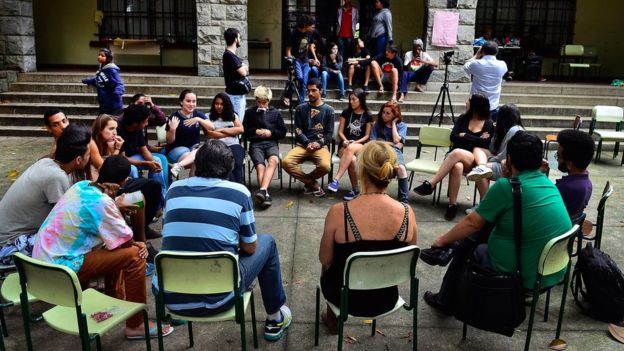 Grupo de jovens em escola ocupada de São Paulo