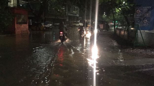 மின் இணைப்பு இல்லை; சாலை எங்கும் வெள்ளம்: நள்ளிரவில் தவித்த சென்னைவாசிகள்