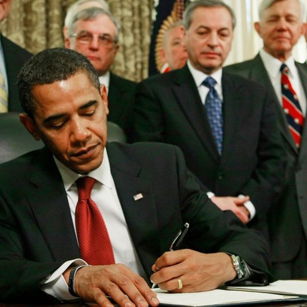 Obama firma el cierre de la prisión de Guantánamo.