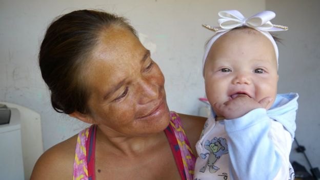 Tatiane com a filha de 5 meses (foto: Amanda Rossi/BBC Brasil)