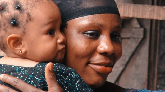 Madre nigeriana con su hijo