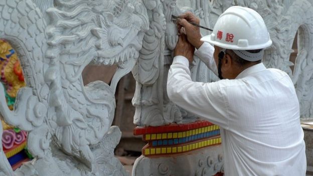 林復準親手製作每一個新開發的廟。
