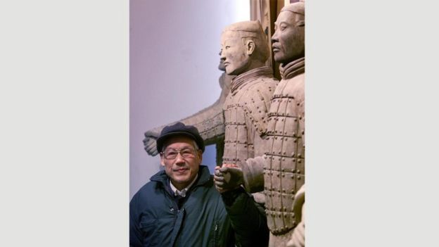 Yang Zhifa posando con uno de los guerreros de terracota