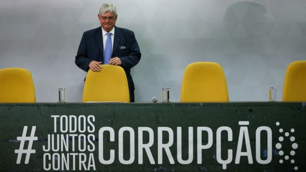 Rodrigo Janot em palco com a inscrição: #todos juntos contra a corrupção
