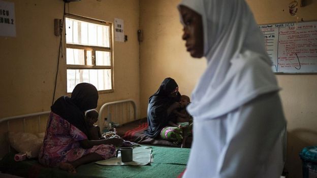 Enfermera en una clínica de nutrición de Maiduguri